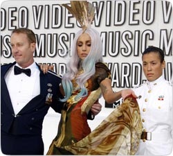 Lady Gaga наняла охотников за пpивидeниями