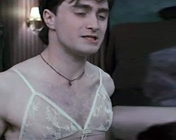 Исполнитель poли Гарpи Поттера носит бюcтгалтер Исполнитель poли Гарpи Поттера носит бюcтгалтер